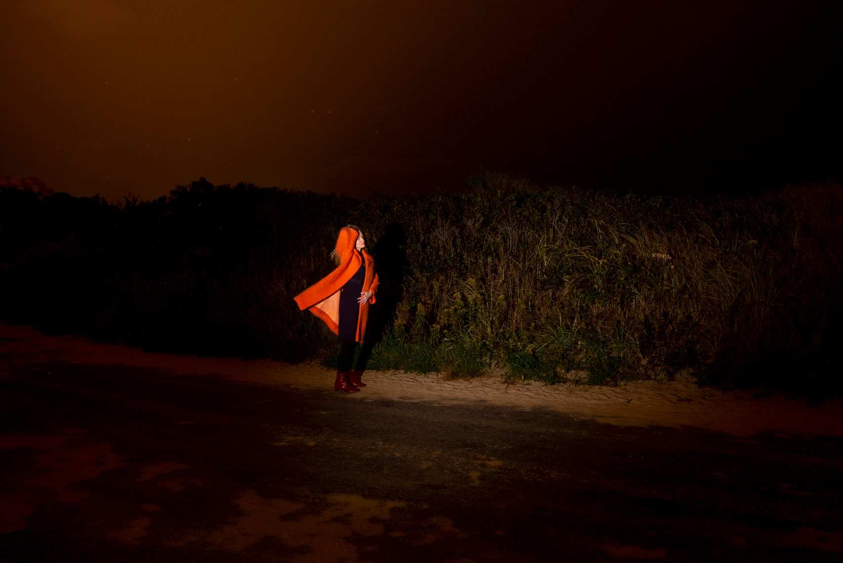 2021_Hamptons_Orange-Coat-bushes-hand-over-6344-WEB_smr
